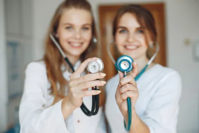 doctors-holding-stethoscope- high-schooler-applycants-to-medical-university